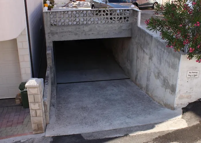 And With Parking Space - 6834 Casa de hóspedes